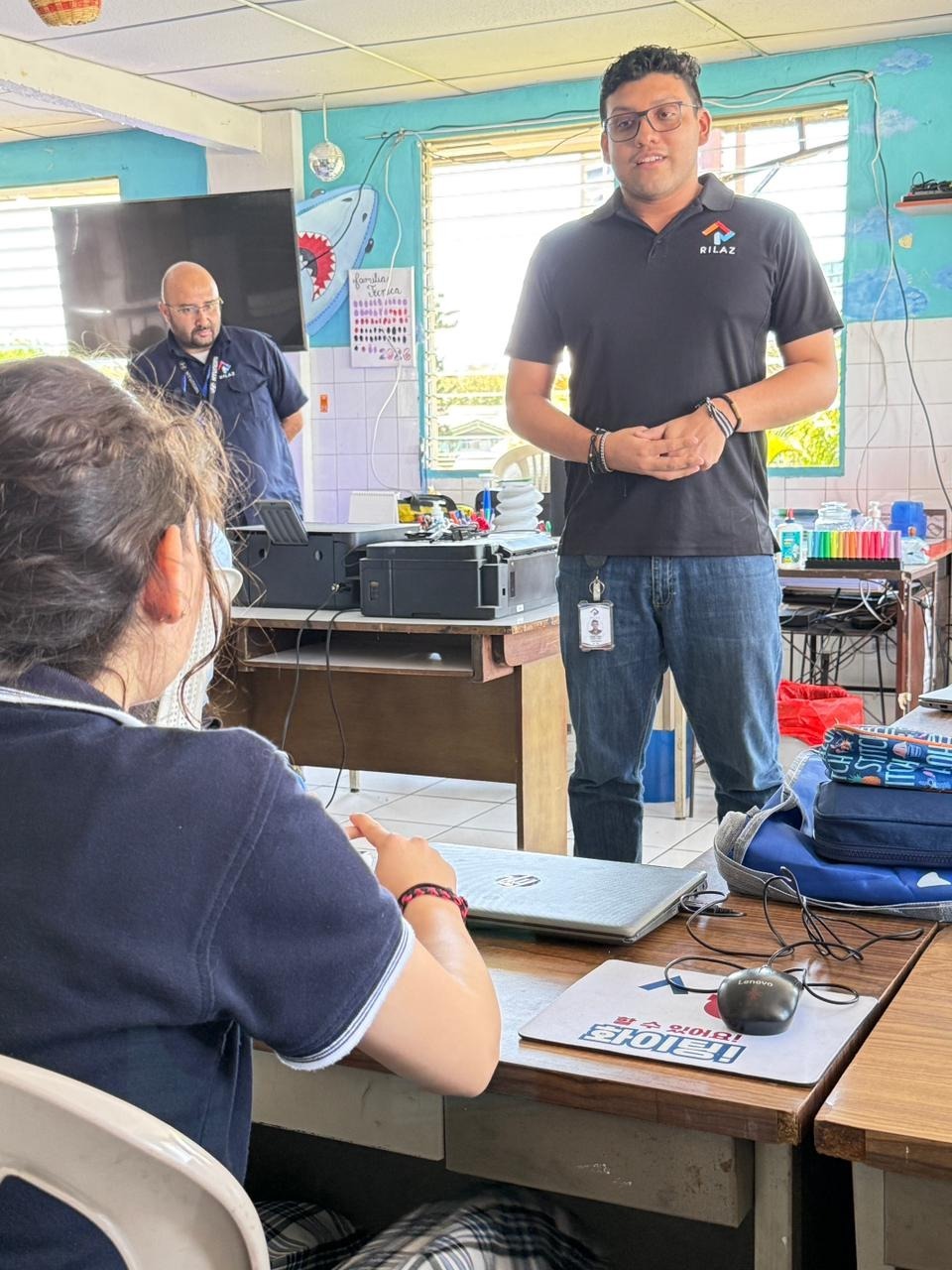 Estudiantes aprendiendo